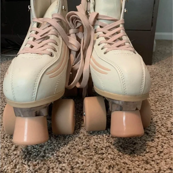 Chic Cream Roller Skates with Pink Accents - Picture 2 of 3